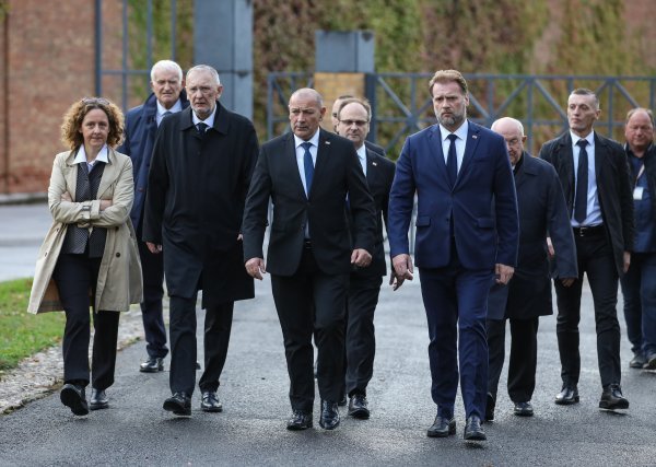 Članovi Vlade položili vijenac na Zidu boli