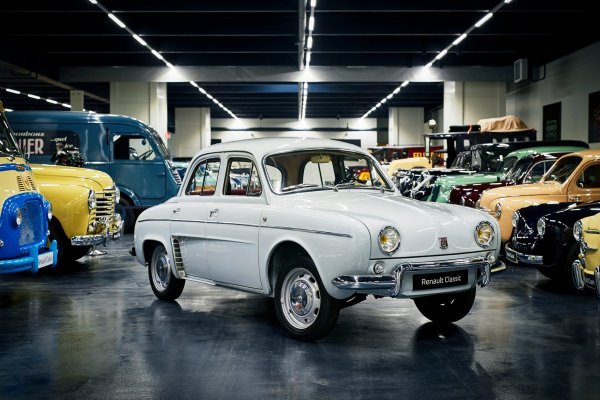 Prve mjenjače tvornica je proizvela 1958. za modele Dauphine (na slici) i 4CV