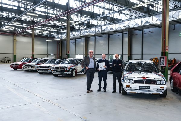 Luca Napolitano, izvršni direktor marke Lancia, Roberto Giolito, voditelj Stellantis Heritage, Miki Biasion reli vozač (desno)