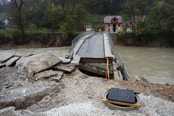 Škofja Loka: Zbog poplava oštećen most na Sori u selu Suha