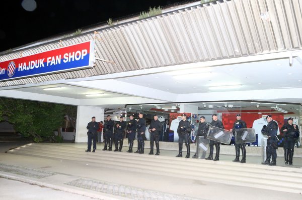 Policija pred Poljudom nakon utakmice Hajduk - Rudeš 2:3