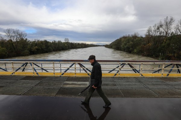 Zagreb: Nabujala Sava kod Podsusedskog mosta nosi naplavine