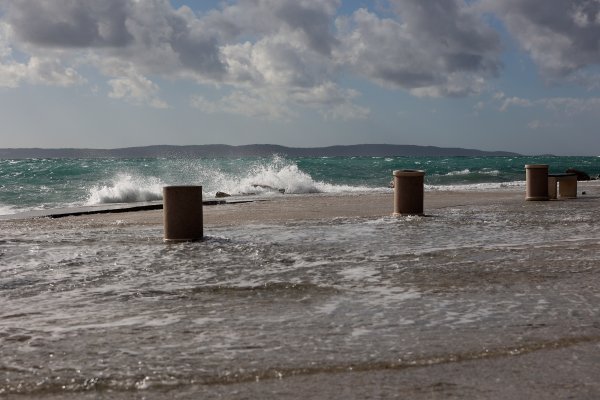 Split: Jako jugo uz more preokrenulo i betonske klupe