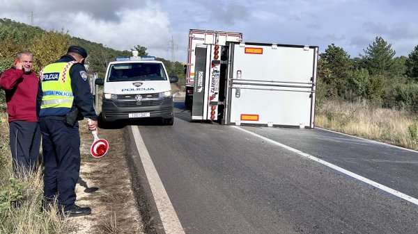 Muć: Udar vjetra prevrnuo prikolicu na kamionu