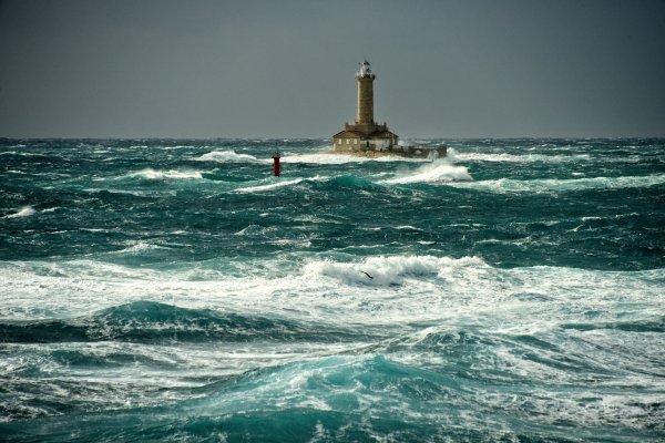Svjetionik Perar na Premanturi okovan velikim valovima