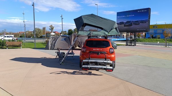 Daci Duster sa šatorom na krovu