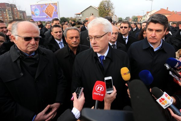 Odlazak državnog vrha nakon blokade u Koloni sjećanja 2013.