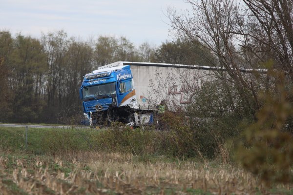 U sudaru kamiona i automobila na obilaznici smrtno stradala jedna osoba