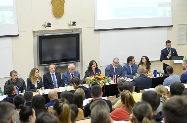 Sudionici panela o razvoju djece