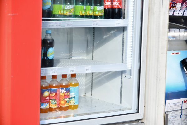 Police s kojih je povučena Coca-Cola