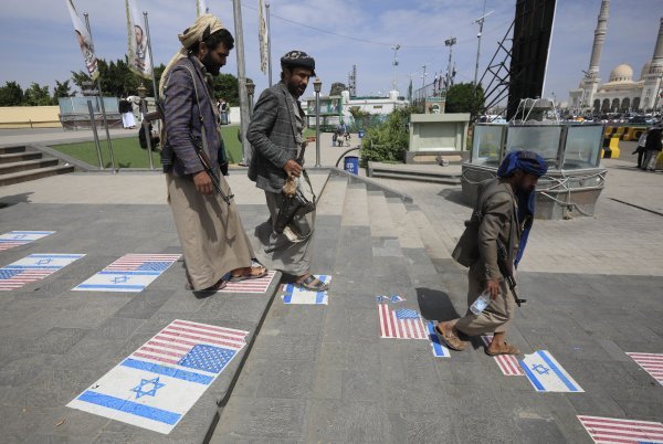 Hutiji u Jemenu gaze izraelsku i američku zastavu