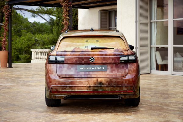 VOLKSWAGEN ID.7 TOURER: NAJAVNE SLIKE PRVOG ELEKTRIČNOG KARAVANA IZ ID. OBITELJI U KAMUFLAŽNIM BOJAMA