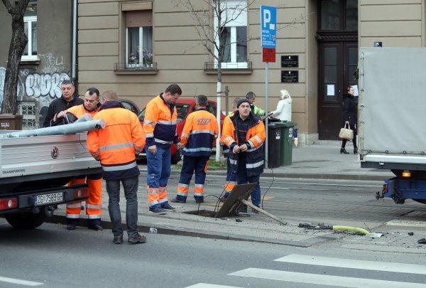 Automobilom uništio cijelu tramvajsku stanicu u Branimirovoj ulici