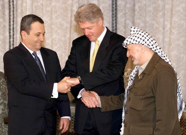 Ehud Barak, Bill Clinton i Jaser Arafat u vrijeme diplomatskih aktivnosti Izraela i Palestine pod pokroviteljstvom SAD-a