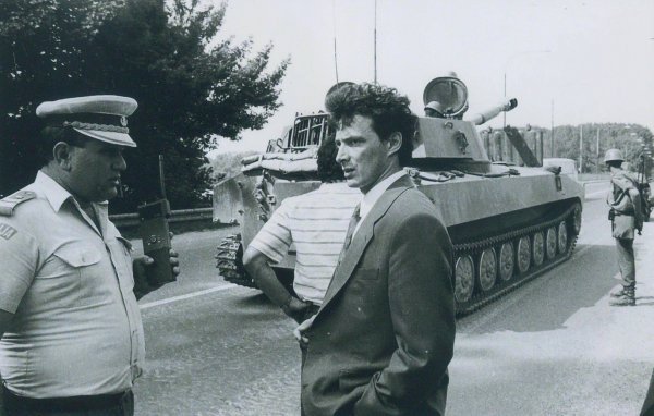 Stjepan Adanić zaustavlja tenkove na Dravskom mostu 27. lipnja 1991.