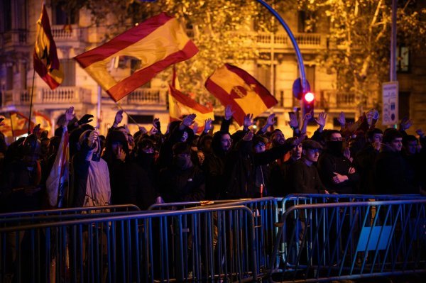 Prosvjedi desnice ispred sjedišta Sanchezove Socijalističke-radničke stranke
