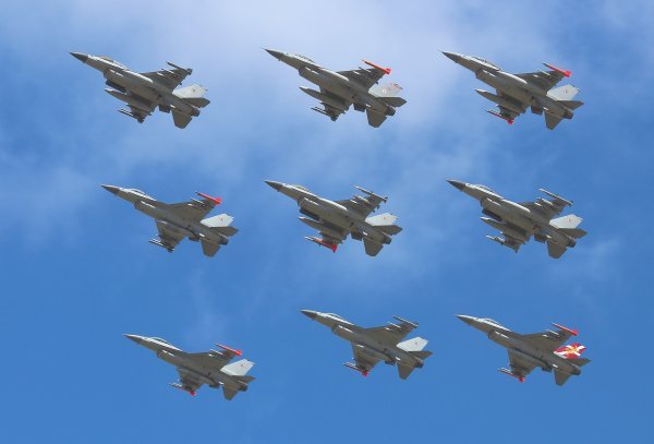 Danski F-16 tijekom formacijskog leta