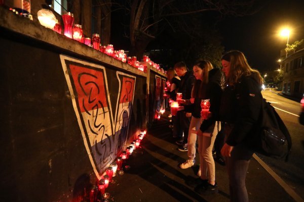 Rijeka: Građani pale svijeće uz mural Vukovaru