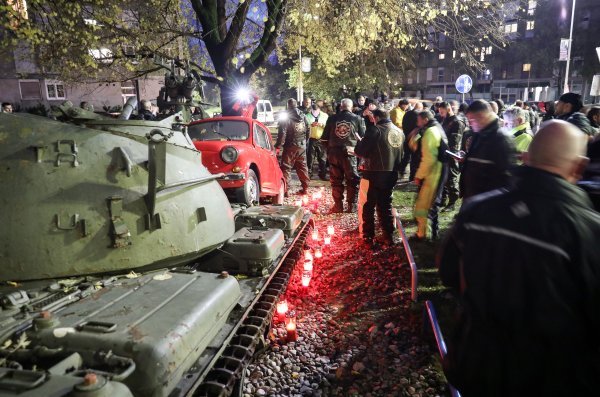 Osijek: Motoristi stigli kod crvenog Fiće gdje su zapalili svijeće za Vukovar