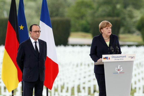 Francois Hollande i Angela Merkel na obilježavanju 100. obljetnice Bitke kod Verduna