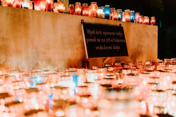 Mostarci paljenjem svijeća odali počast Vukovaru