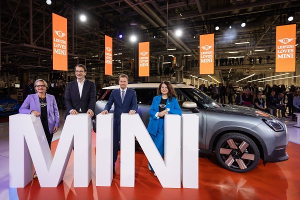 Proslava pokretanja proizvodnje: Petra Peterhänsel (direktorica tvornice), Milan Nedeljković (član uprave BMW AG za proizvodnju), Michael Kretschmer (ministar predsjednik pokrajine Saske), Stefanie Wurst (voditeljica brenda MINI) (s lijeva na desno)