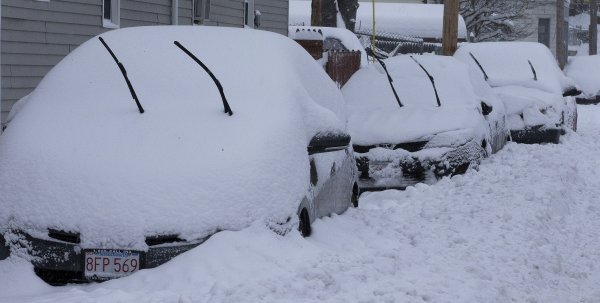Prije vožnje svakako očistite nakupljeni snijeg s vašeg automobila