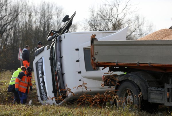 Sudar kombija i kamiona u Črnecu Dugoselskom