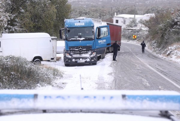 Klis: Policija regulira otežani promet zbog snijega, bure i poledice