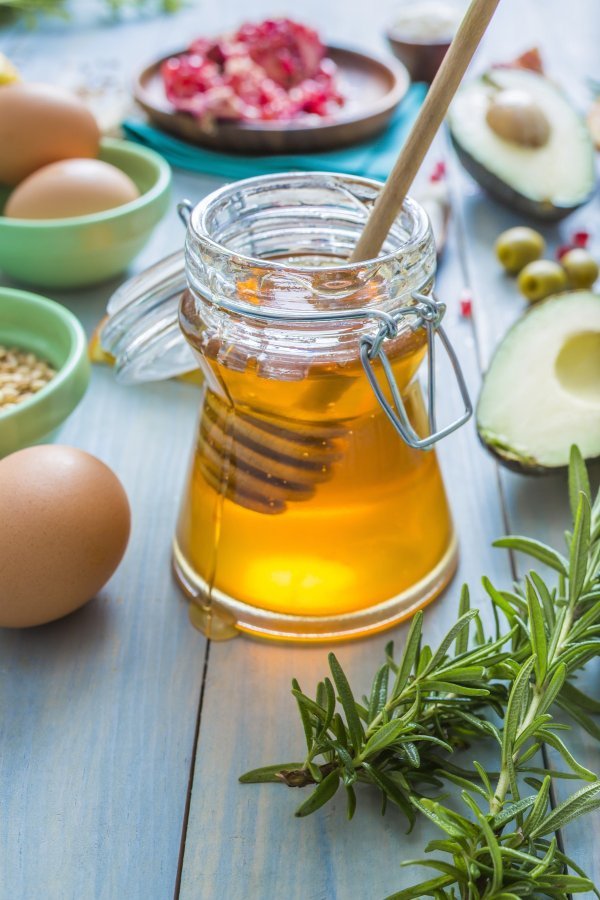 Med djeluje umirujuće, odnosno smiruje nadraženo tkivo tako što ga oblaže