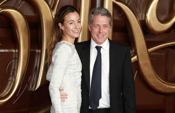Hugh Grant i Anna Eberstein