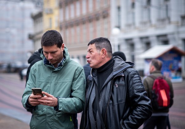 Ivan Pernar snimao okupljene na Trgu koji prosvjeduju protiv molitelja