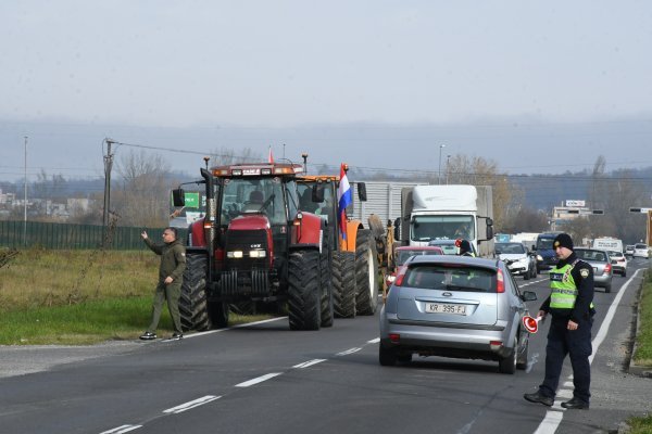 Kutina: Svinjogojci se traktorima okupili na prometnici
