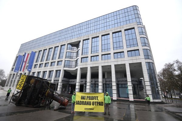 Performans Greenpeacea ispred zgrade INA-e u Zagrebu