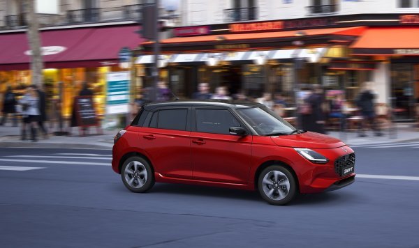 Suzuki Swift 7. generacija (boja Burning Red Pearl Metallic)