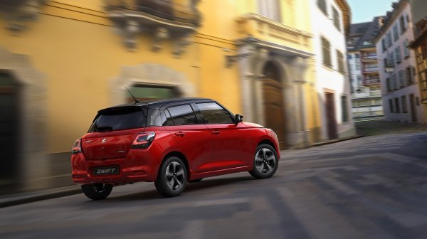 Suzuki Swift 7. generacija (boja Burning Red Pearl Metallic)