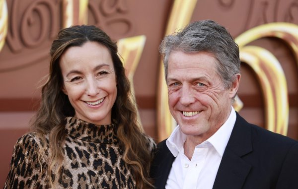 Hugh Grant i Anna Eberstein