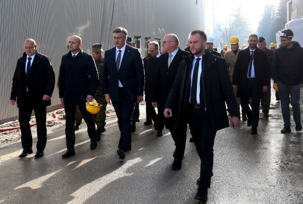 Plenković i Anušić obišli vojarnu na Plesu