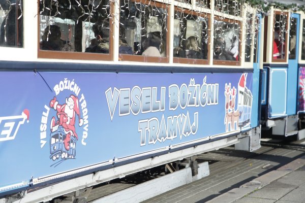 Veseli božićni tramvaj u Zagrebu