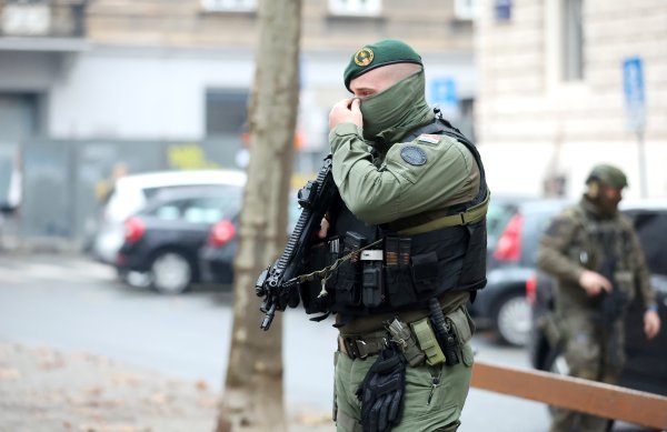Antiteroristički policajci doveli osumnjičene krijumčare na sud