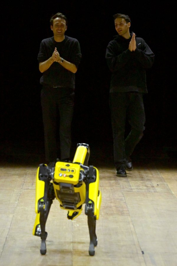 Reviju u ožujku otvorio je žuti četveronožni robot u obliku futurističkog psa