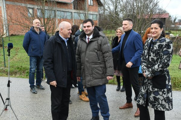 Branko Bačić obišao gradilište zamjenske obiteljske kuće za stradalnike potresa