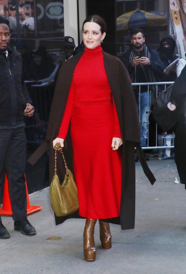 Zvijezda 'Krune' Claire Foy crvenu je haljinu spojila sa smeđim kaputom i čizmama