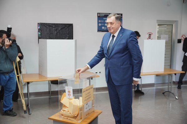 Milorad Dodik glasao za Vučićev SNS