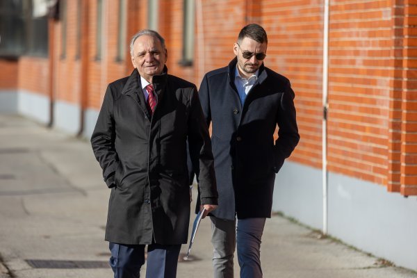 Branimir Glavaš daje izjavu ispred zgrade policije u Osijeku