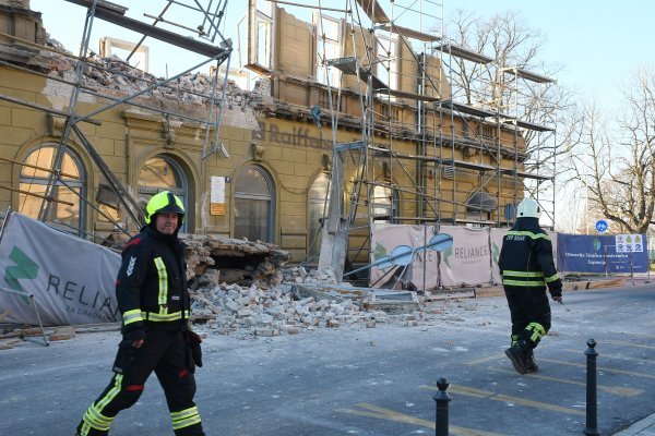 Urušio se zid zgrade u centru Siska