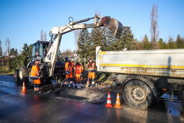 Zagreb Radnici saniraju puknuće cijevi na Bijeničkoj cesti