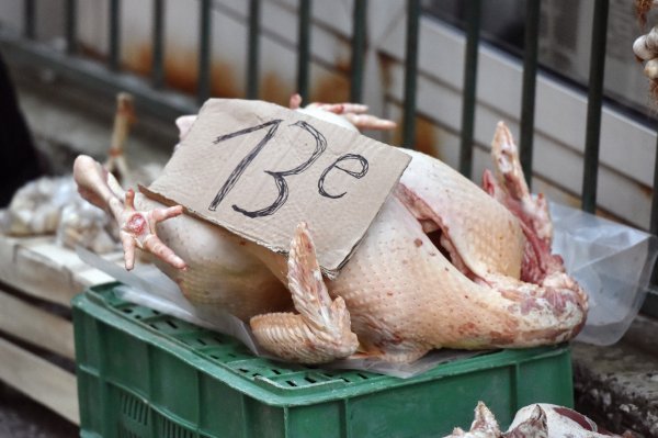 Blagdanske purice, voće i povrće na tržnici u Šibeniku