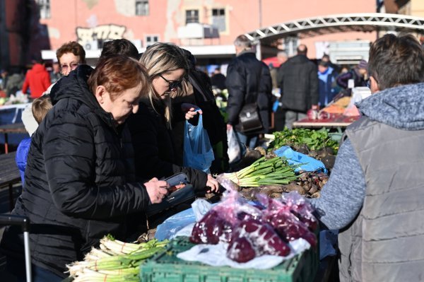 Blagdanska ponuda na tržnici Dolac