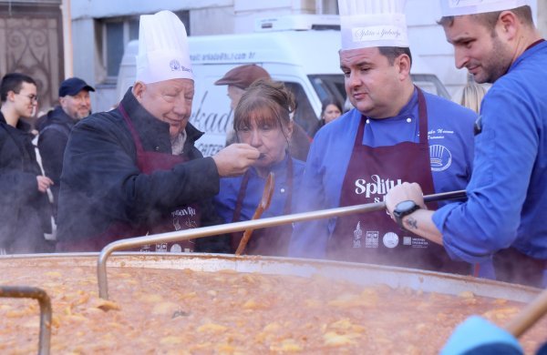 Puljak i volonteri podijelili 5000 porcija bakalara i fritula